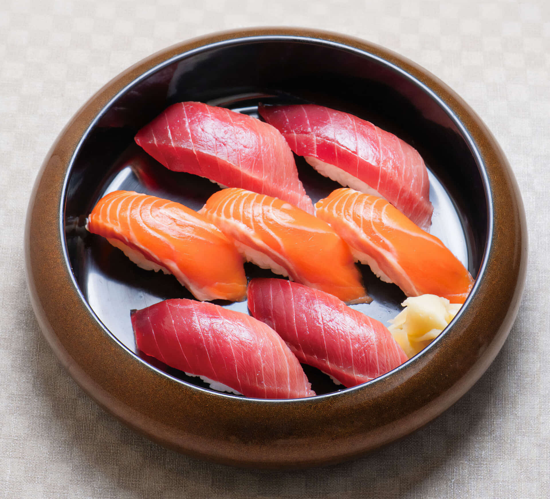 0508_mediumfattytunaandsalmonsushi